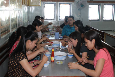 Bữa cơm ấm đơn sơ mà ấm cúng.