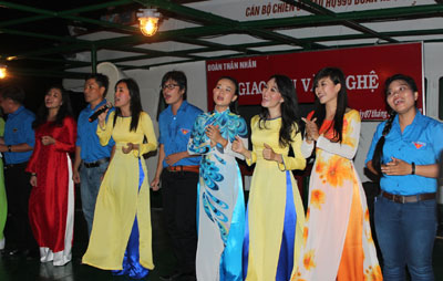 Các đoàn viên, thanh niên TP. Hồ Chí Minh giao lưu văn nghệ cùng các thân nhân.