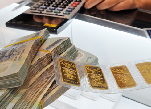 Giá vàng trong nước tiếp tục điều chỉnh ít hơn thế giới chiều nay