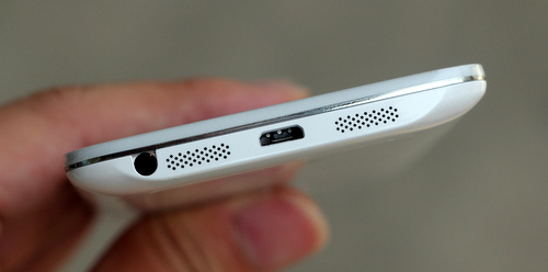 Đuôi máy với loa ngoài, giắc tai nghe và cổng microUSB.