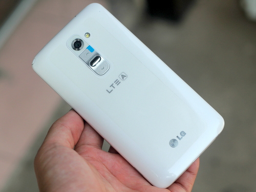 Toàn bộ phím bấm ở cạnh trái và phải được đặt về phía mặt sau, gần camera.