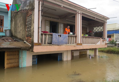 Nhà dân bị nhấn chìm trong nước