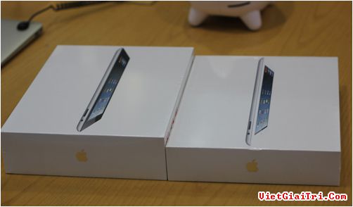 Hộp đựng iPad Mini chính hãng (bên phải) mỏng hơn so với hàng xách tay nhập về từ Hong Kong hoặc Singapore.