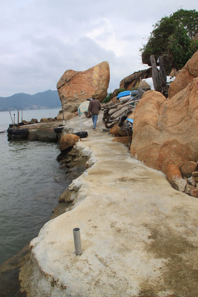 Cầu tàu Hòn Đỏ vừa được chùa Từ Tôn xây dựng.