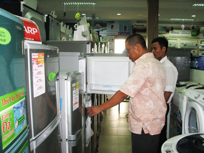 Khách chọn mua hàng điện máy tại một cửa hàng ở TP. Nha Trang (ảnh minh họa).
