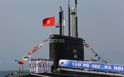 Cờ tổ quốc và cờ hải quân tung bay trên tàu HQ182 Hà Nội.