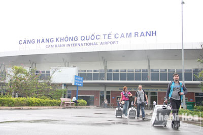 Du khách Nga xuống sân bay quốc tế Cam Ranh.