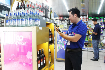  Sản phẩm rượu tại các siêu thị đã được dán tem (Ảnh chụp tại Siêu thị Co.opmart Nha Trang).