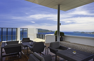 Một góc Club Lounge nhìn ra vịnh biển Nha Trang.