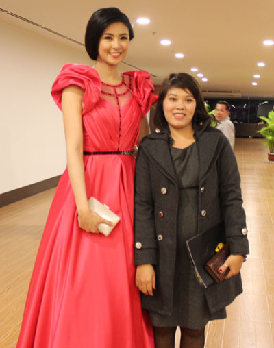 Hoa hậu Ngọc Hân chụp ảnh cùng người hâm mộ Nha Trang.