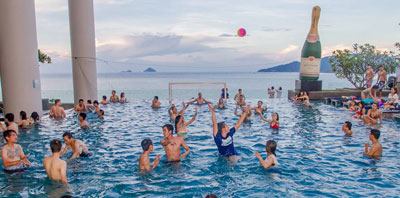 Vui chơi tại tiệc hồ bơi của khách sạn Sheraton Nha Trang.
