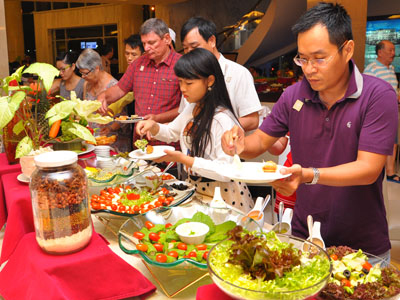Du khách thưởng thức buffet tại khách sạn Michelia.