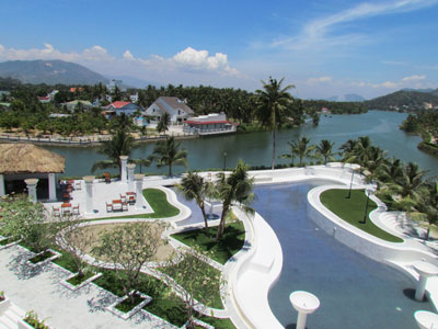 Khung cảnh thiên nhiên tươi đẹp nhìn từ phòng của khách sạn.