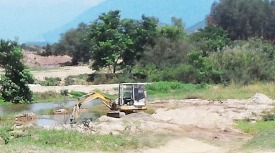 Sau khi phóng viên cung cấp thông tin, lực lượng của xã mới đến xử lý chiếc máy đào này.