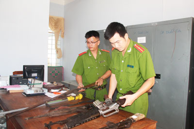 Một số vũ khí do người dân tự nguyện giao nộp cho lực lượng công an.