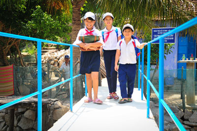 Có cầu bê tông, đường đi học của các em học sinh không còn khó khăn.