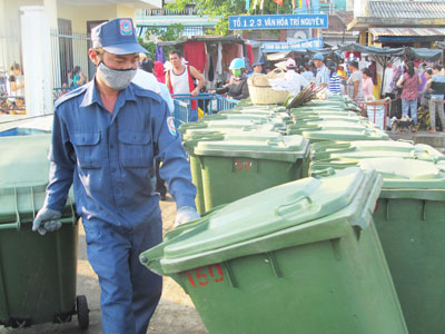 Chuyển thùng rác lên đảo Trí Nguyên.
