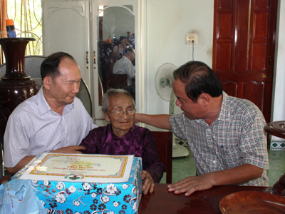Đại diện Sở Lao động - Thương binh và Xã hội phối hợp với Ban đại diện Hội Người cao tuổi tỉnh tặng quà cho cụ Phan Thị Sẻ (xã Diên Sơn, Diên Khánh).