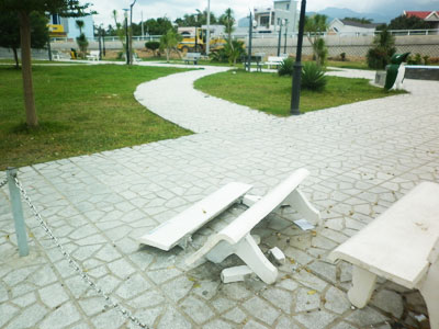 Ghế đá công viên bị đập phá