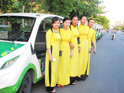 Những nữ tài xế duyên dáng mang lại ấn tượng đẹp về du lịch Nha Trang.