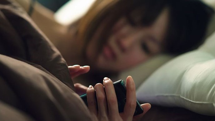 Nhiều người có thói quen lướt web hay xem phim với smartphone trước khi ngủ