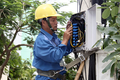 Nhân viên kỹ thuật đấu nối đường truyền cáp quang cho khách hàng