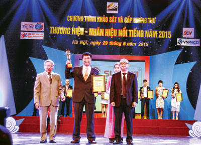 Ông Nguyễn Duy Hưng - Chủ tịch Hội đồng quản trị của Sun Taxi nhận thương hiệu - nhãn hiệu nổi tiếng năm 2015