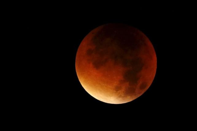 Siêu trăng đỏ ở Colma, Pháp. Ảnh: Reuters