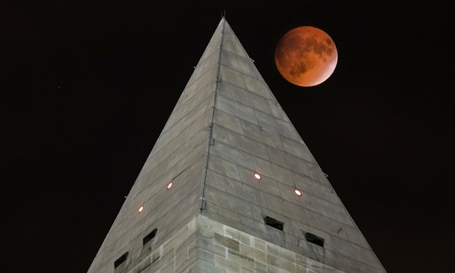 Siêu trăng đỏ đi qua phía sau đỉnh tượng đài Washington ở Washington D.C, Mỹ. Ảnh: AP