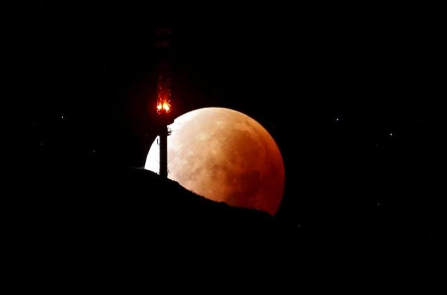 Siêu trăng đỏ phía sau đỉnh Rigi, Thụy Sĩ. Ảnh: Reuters
