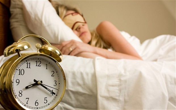 Thói quen ngủ nướng vào cuối tuần sẽ ảnh hưởng đến đồng hồ sinh học của bạn, khó trở lại lịch ngủ bình thường. Ảnh: Telegraph.