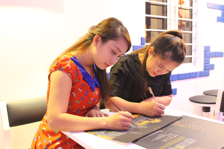 Giới trẻ Nha Trang thích thú với tranh cạo Hàn Quốc