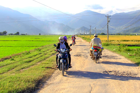 Đường vào khu dân cư xuống cấp