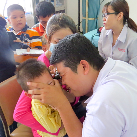 Khám sàng lọc cho trẻ bị khiếm thính nặng