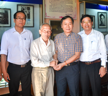 Đồng chí Nguyễn Đắc Tài và lãnh đạo TP. Nha Trang, Sở Văn hóa - Thể thao chụp ảnh lưu niệm cùng cụ Bùi Xuân Phước