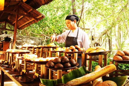Lao động nghề bếp của một khu resort ở Nha Trang