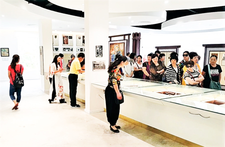 Du khách tham quan khu vực trưng bày trầm hương