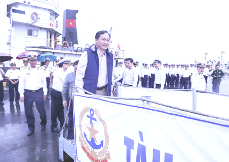Ông Nguyễn Đắc Tài cùng đoàn công tác lên tàu.