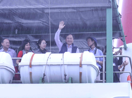 Ông Nguyễn Đắc Tài vẫy tay chào trước chuyến đi.