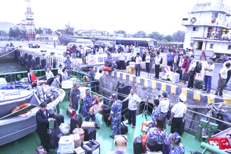 Các đoàn lên tàu chuẩn bị đi Trường Sa.