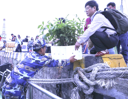 Nhiều quà tặng được chuyển lên tàu mang ra đảo.