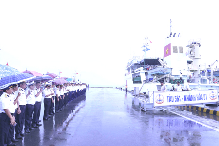 Cán bộ, chiến sĩ Học viện Hải quân tiễn đoàn công tác.