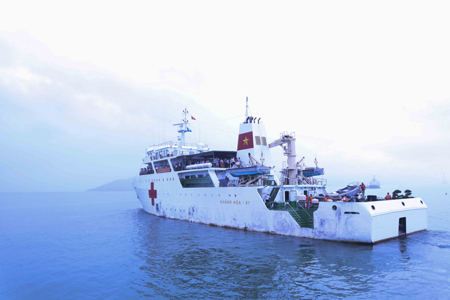 Tàu rời cảng bắt đầu hải trình.