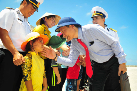 Song Tử Tây là điểm đảo đầu tiên đoàn công tác đến làm việc