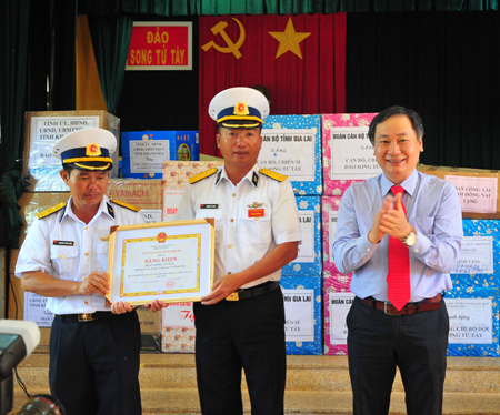 Ông Nguyễn Đắc Tài trao bằng khen của UBND tỉnh Khánh Hòa cho đảo Song Tử Tây vì đã có thành tích xuất sắc trong thực hiện nhiệm vụ cứu hộ, cứu nạn năm 2016