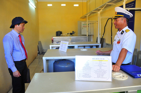 Ông Nguyễn Đắc Tài kiểm tra hệ thống lọc nước biển thành nước ngọt tại đảo Song Tử Tây