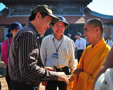 Lãnh đạo đoàn công tác thăm hỏi sư trụ trì chùa Sơn Ca