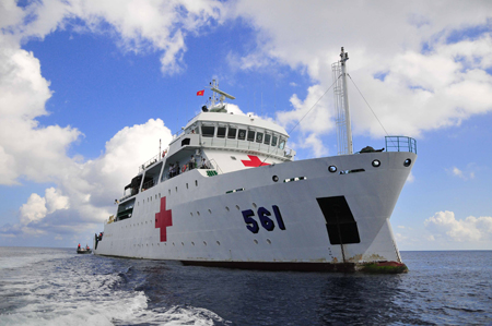 Tàu HQ561 thuộc Bộ Tư lệnh Vùng 4 Hải quân làm nhiệm vụ chở đoàn công tác