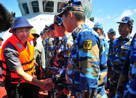 Ngoài các đảo trong lịch trình, đoàn còn ghé thăm, tặng quà các đơn vị tàu trực trên biển