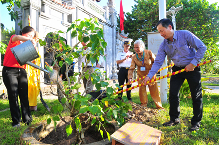 Ông Nguyễn Đắc Tài trồng cây lưu niệm trước chùa Trường Sa
